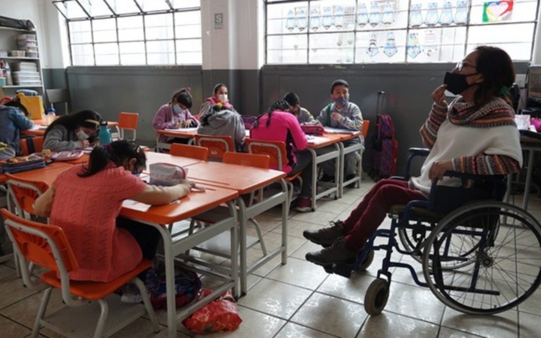 Maestra con discapacidad motora convierte su colegio en lugar más inclusivo y solidario