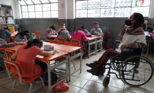 Maestra con discapacidad motora convierte su colegio en lugar más inclusivo y solidario