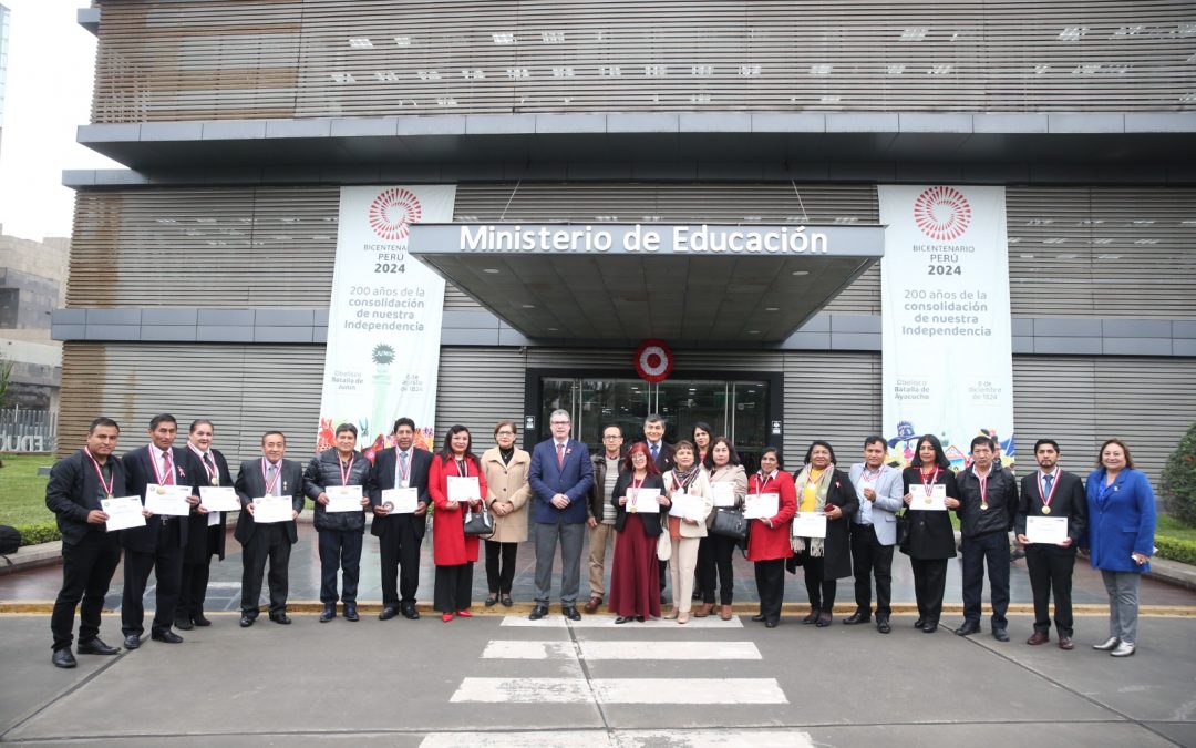 Ministro Morgan Quero reconoce a docentes con medalla Maestros de Corazón por su aporte a la educación peruana