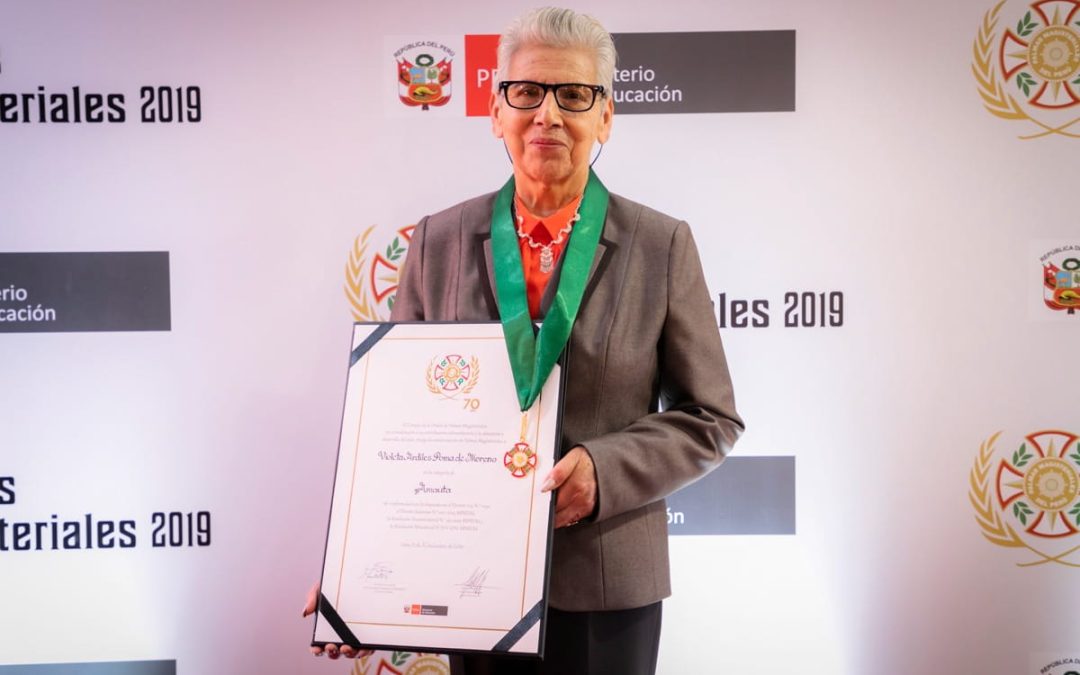 Violeta Ardiles, la maestra de 80 años que sigue educando a más niños